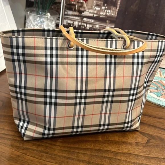Burberry London Tote handbag A beautiful and clean Burberry bag, great condition